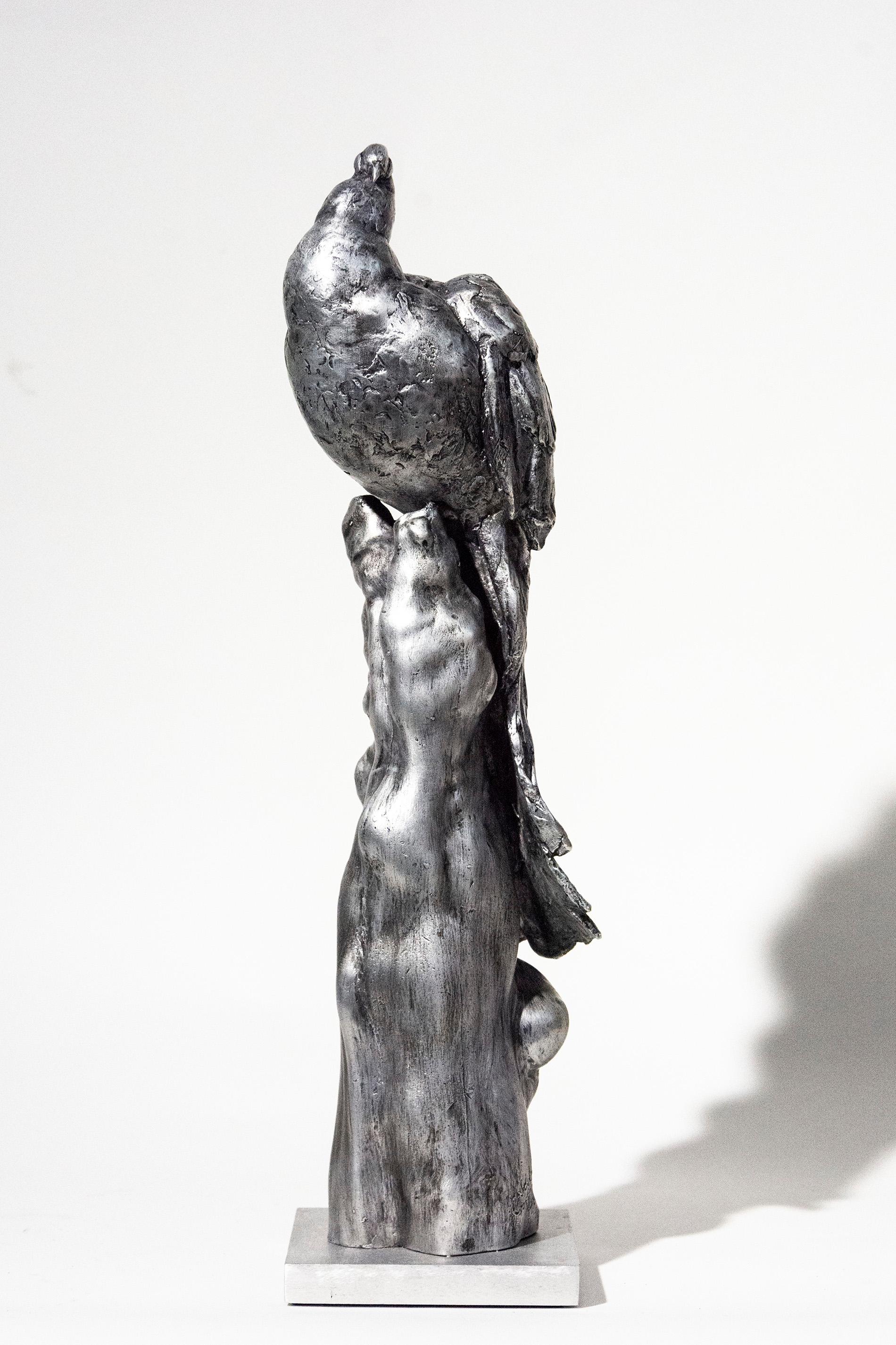 Peacock No 1 - klein, Aluminiumguss, männlich, Vogel, Skulptur für die Innenseite der Tischplatte (Grau), Still-Life Sculpture, von Nicholas Crombach