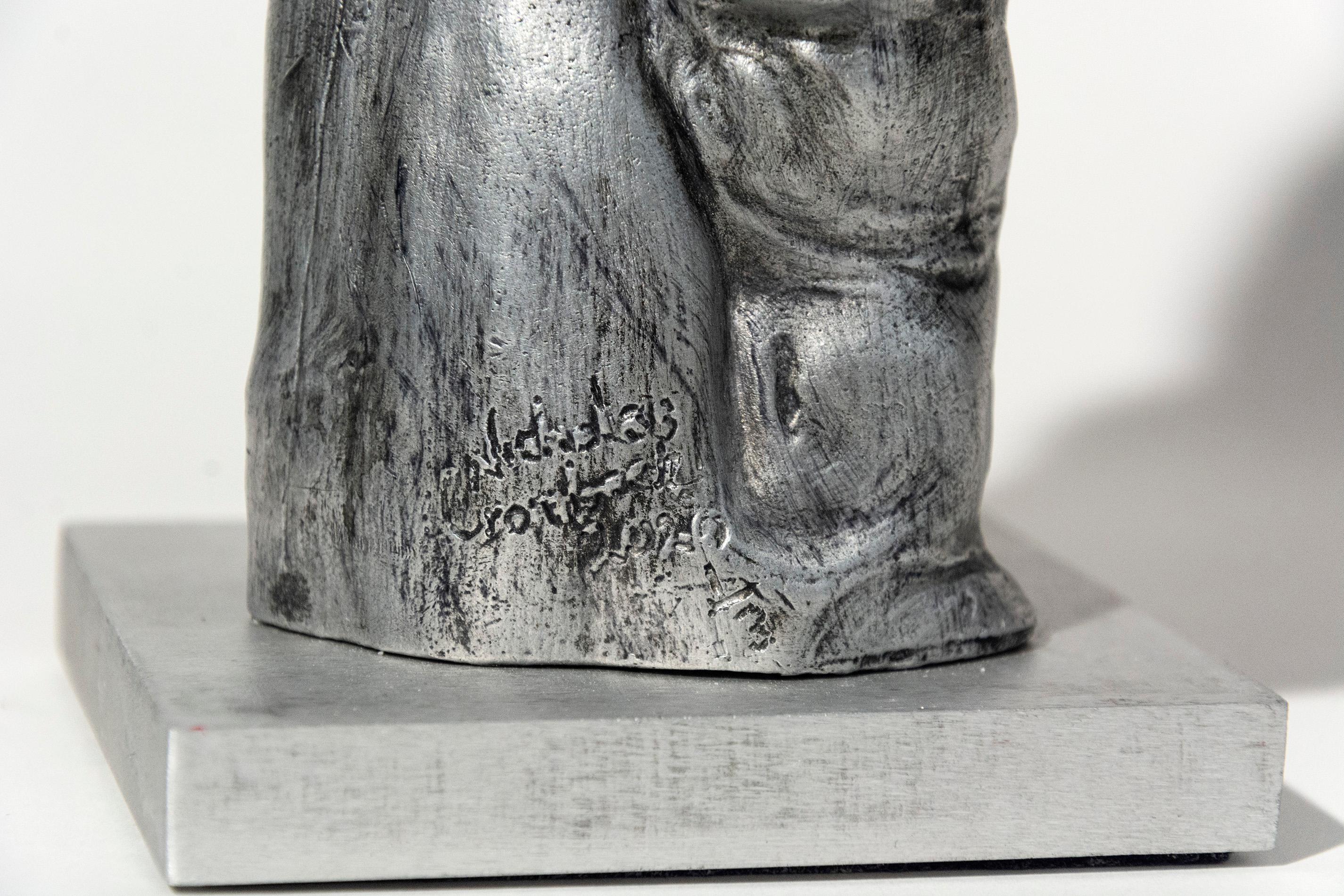 Diese aus Aluminium gegossene Skulptur eines männlichen Pfaus spiegelt das Hauptthema des Künstlers Nicholas Crombach wider: die Interaktion zwischen Mensch und Tier. Diese Skulptur ist die Nummer 1 aus einer Auflage von 3 Stück.

Nicholas Crombach