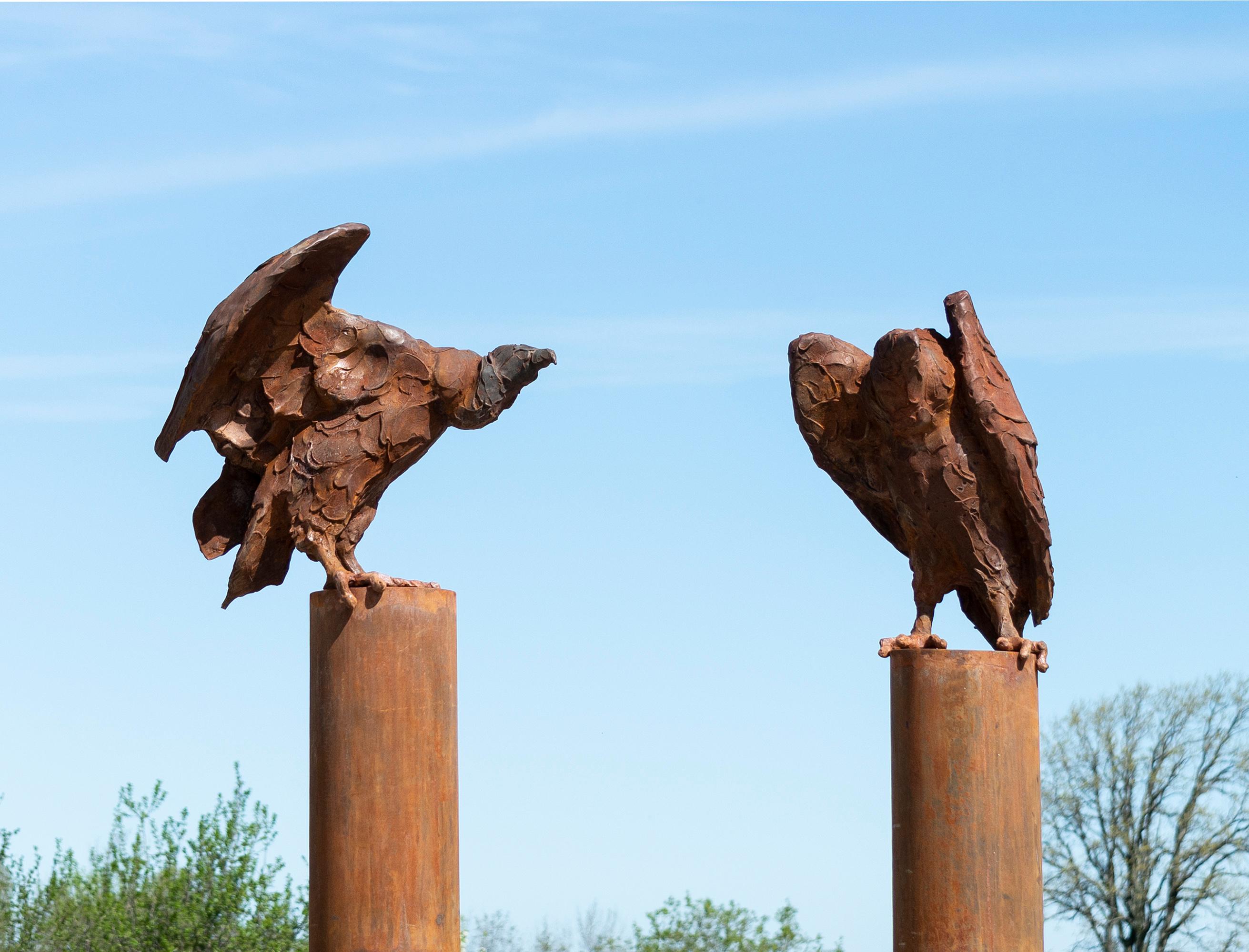 Buitre II - escultura rústica, figurativa, animal, ave, hierro fundido, exterior - Sculpture Contemporáneo de Nicholas Crombach