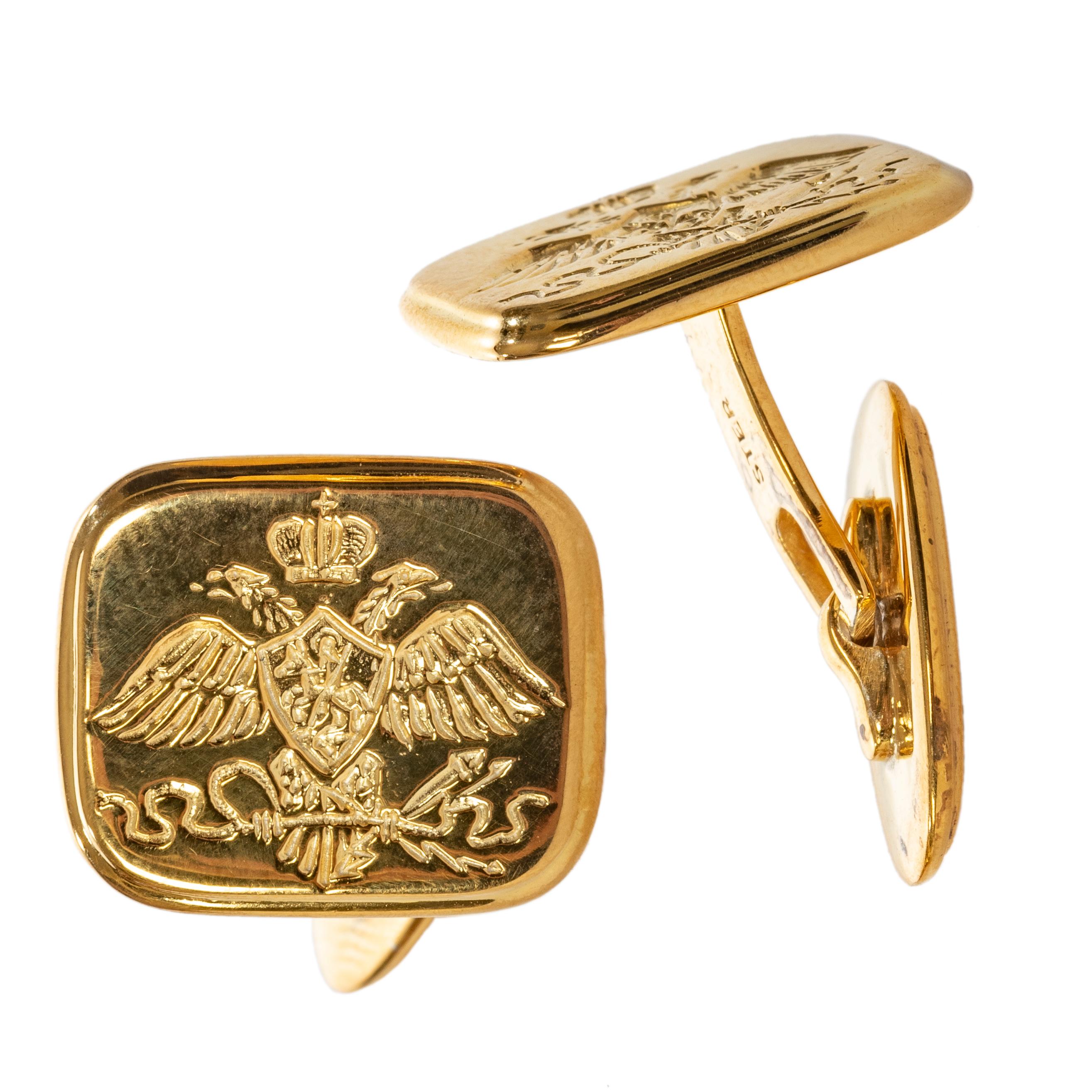 Boutons de manchette en argent doré représentant l'aigle impérial russe aux ailes repliées sous une couronne des Romanov dans la version néoclassique rendue célèbre par le tsar Nicolas Ier (1825-55). Inspiré d'un modèle européen de boutons de