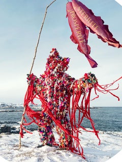 Raggy ( Spektakuläre Farbfotografie einer roten mythischen Figur in einer arcticischen Landschaft)