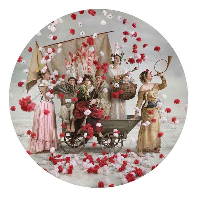 Color Photograph de Nicholas Kahn & Richard Selesnick - Tulip Mania (Fotografía circular en color de figuras y flores)