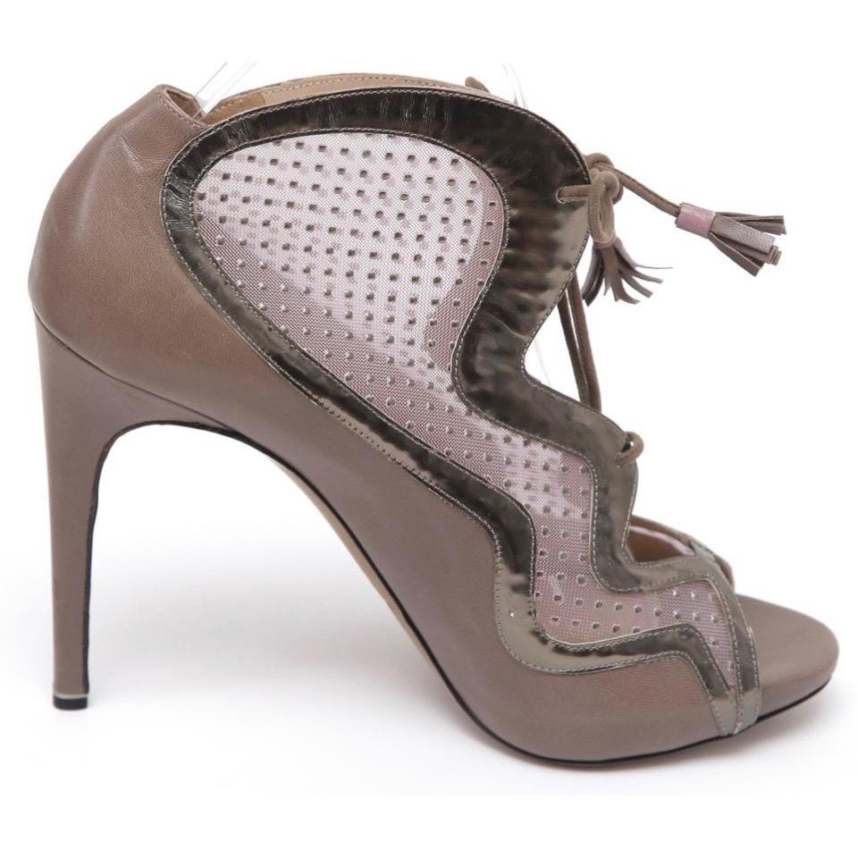 GUARANTEED AUTHENTIC NICHOLAS KIRKWOOD TWO TONE LEATHER PEEP TOE ANKLE BOOTS

Retail excluding sales taxes $1,150


Details:
- Taupe leather upper with pewter leather accent.
- Mesh panels.
- Lace up at front.
- Peep toe.
- Self-covered leather