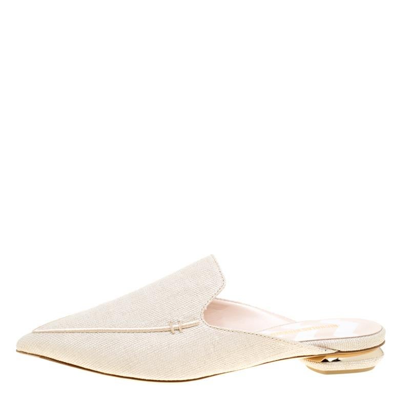 Nicholas Kirkwood is known for the signature curved heel and flawless craftsmanship. The stylish slip-on loafers are beige-coloured and are crafted from the canvas. The pointed toe Beya loafers have a gold-tone and leather accented heel. This