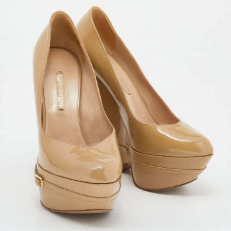 Nicholas Kirkwood escarpins compensés en cuir verni beige taille 38,5 État moyen - En vente à Dubai, Al Qouz 2