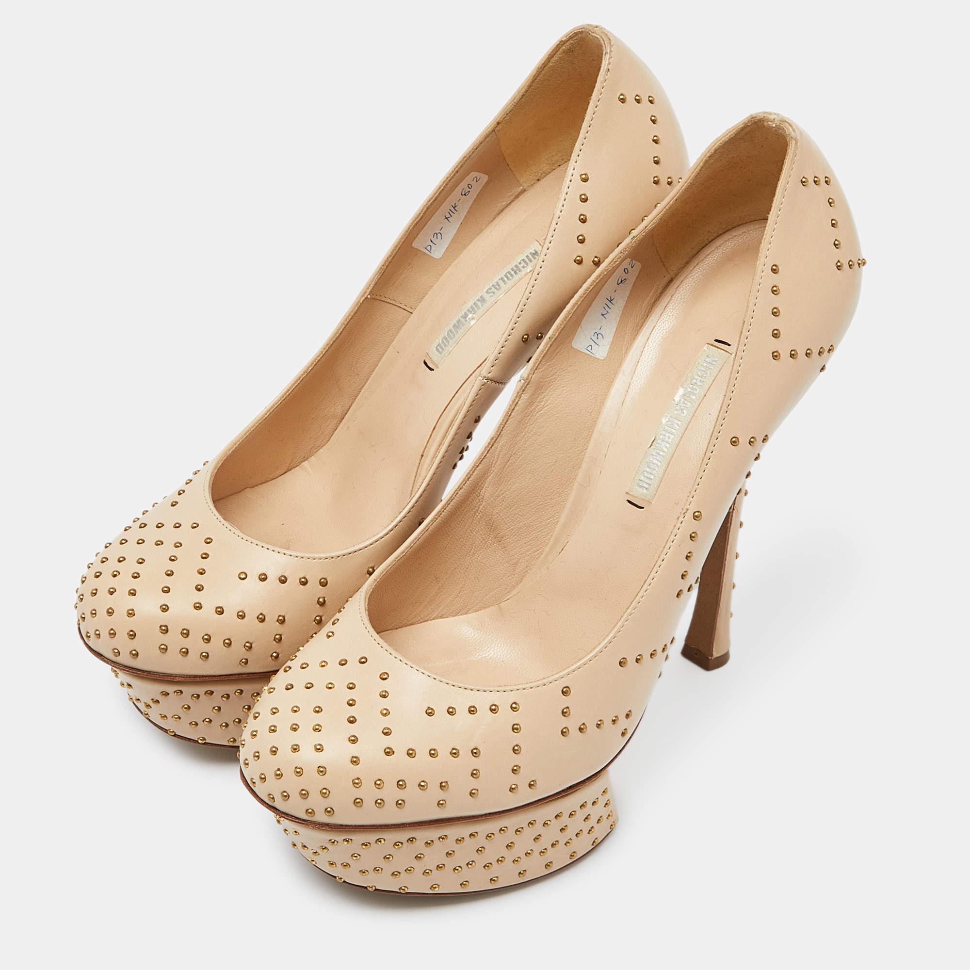 Faites preuve de chic avec ces escarpins de créateur. Ils présentent des talons robustes et des semelles durables, parfaits pour vos sorties à la mode.

