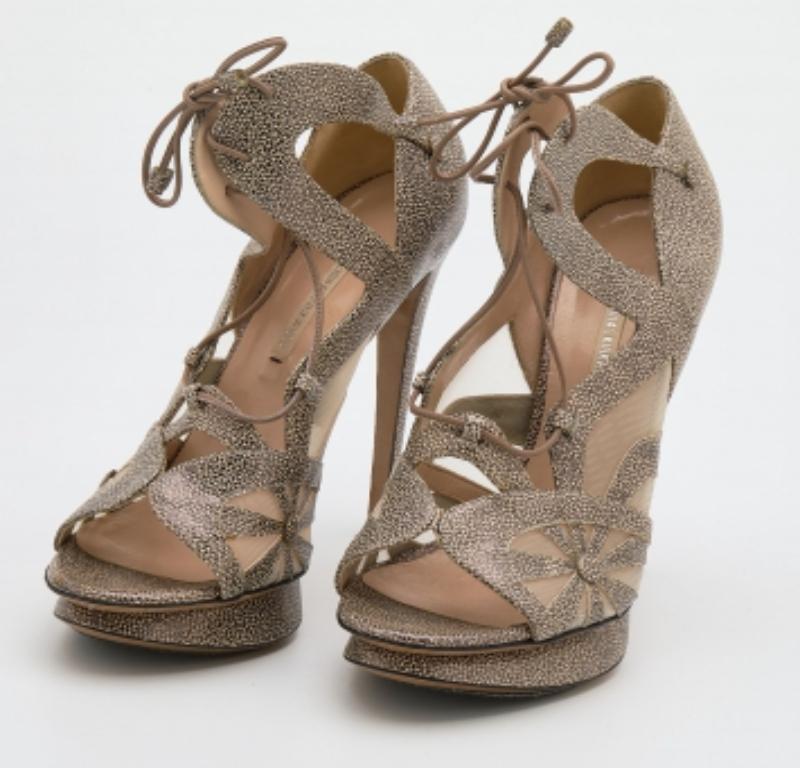 Questi sandali in pelle e rete sono un articolo di alta moda che devi assolutamente possedere. Questo paio beige di Nicholas Kirkwood è perfetto per essere abbinato a qualsiasi abito a tinta unita di tua scelta. Ha lacci e plateau che forniscono un