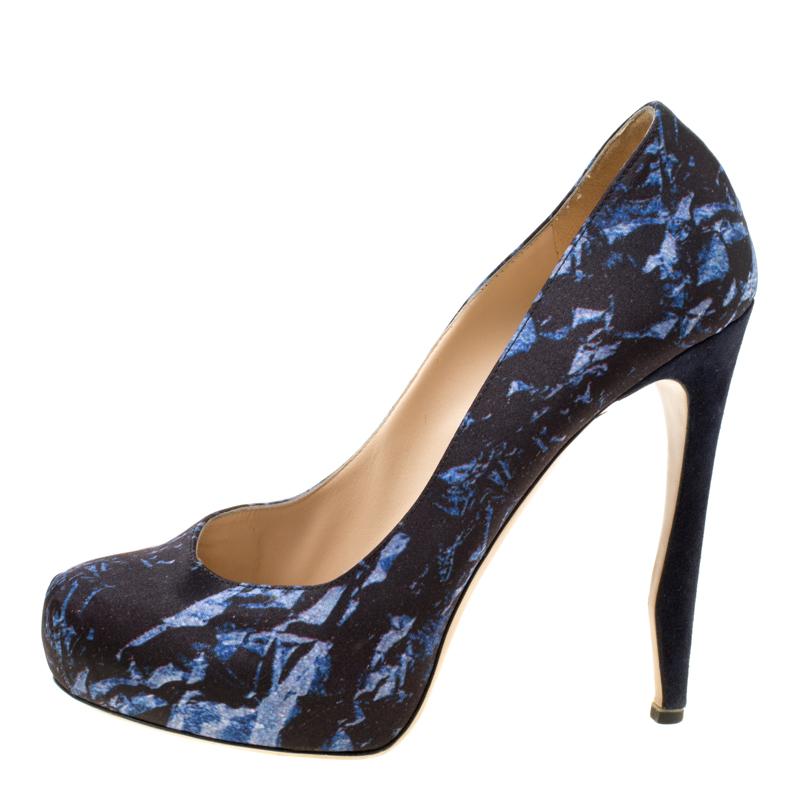 Nicholas Kirkwood impresses us yet again with these lovely pumps that deserve all your attention! These black and blue pumps are crafted from satin and fature an abstract print all over them. They flaunt round toes and come equipped with comfortable