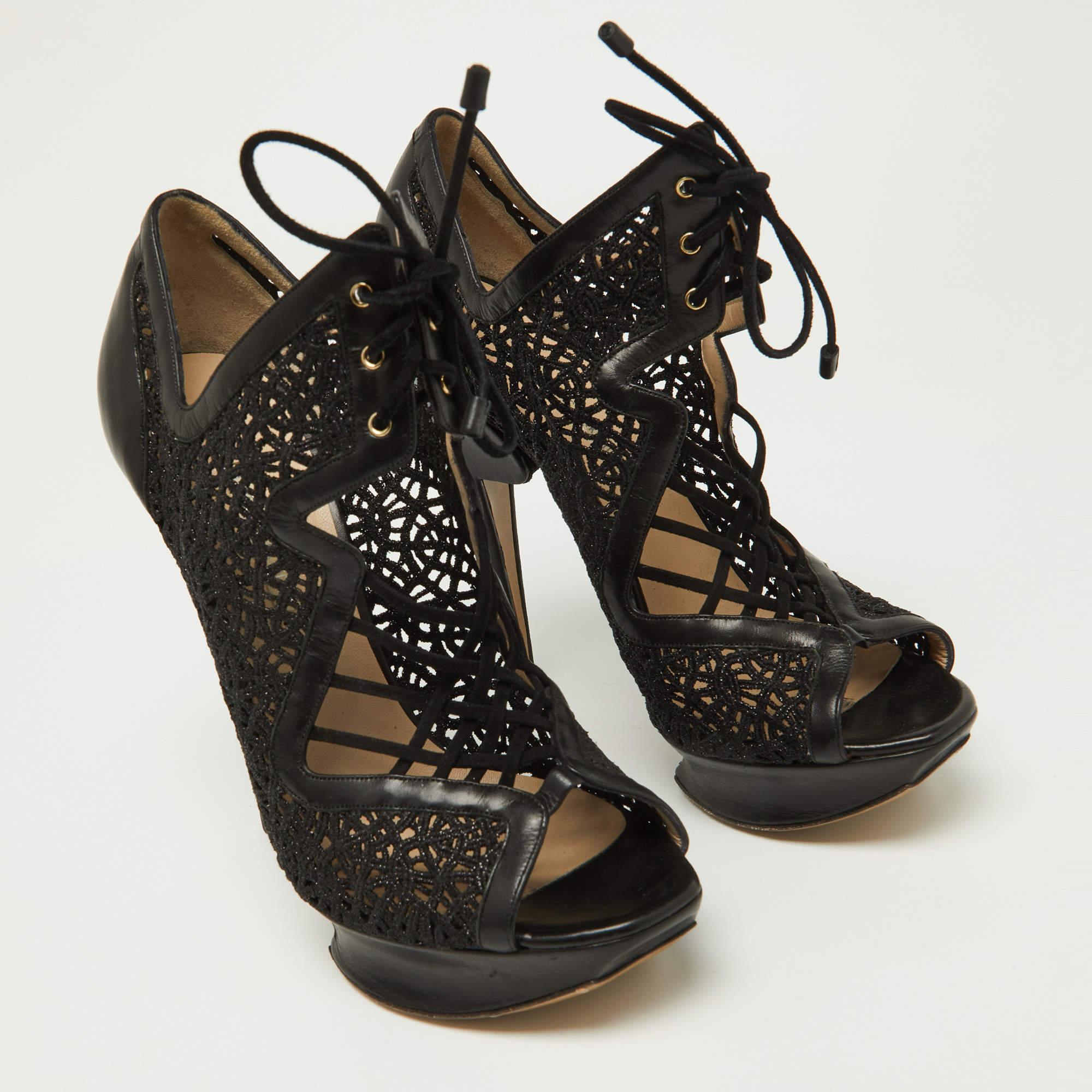 Nicholas Kirkwood Black Lace & Leather Cut Out Platform Lace Up Pumps Taglia 38.5 In condizioni ottime in vendita a Dubai, Al Qouz 2