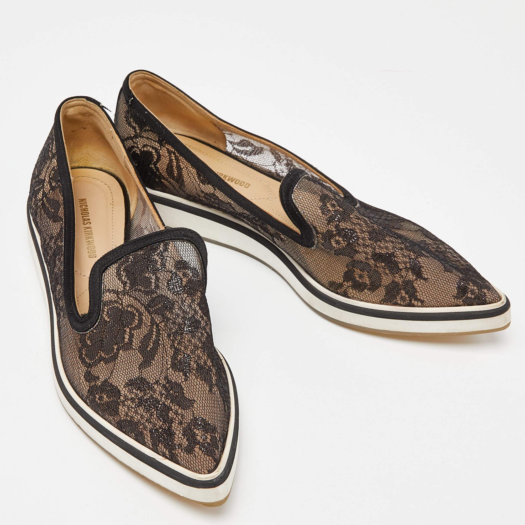 Nicholas Kirkwood Zapatilla de fumar con puntera afilada de encaje y malla negra Alona Talla 36.5 en Bueno estado para la venta en Dubai, Al Qouz 2