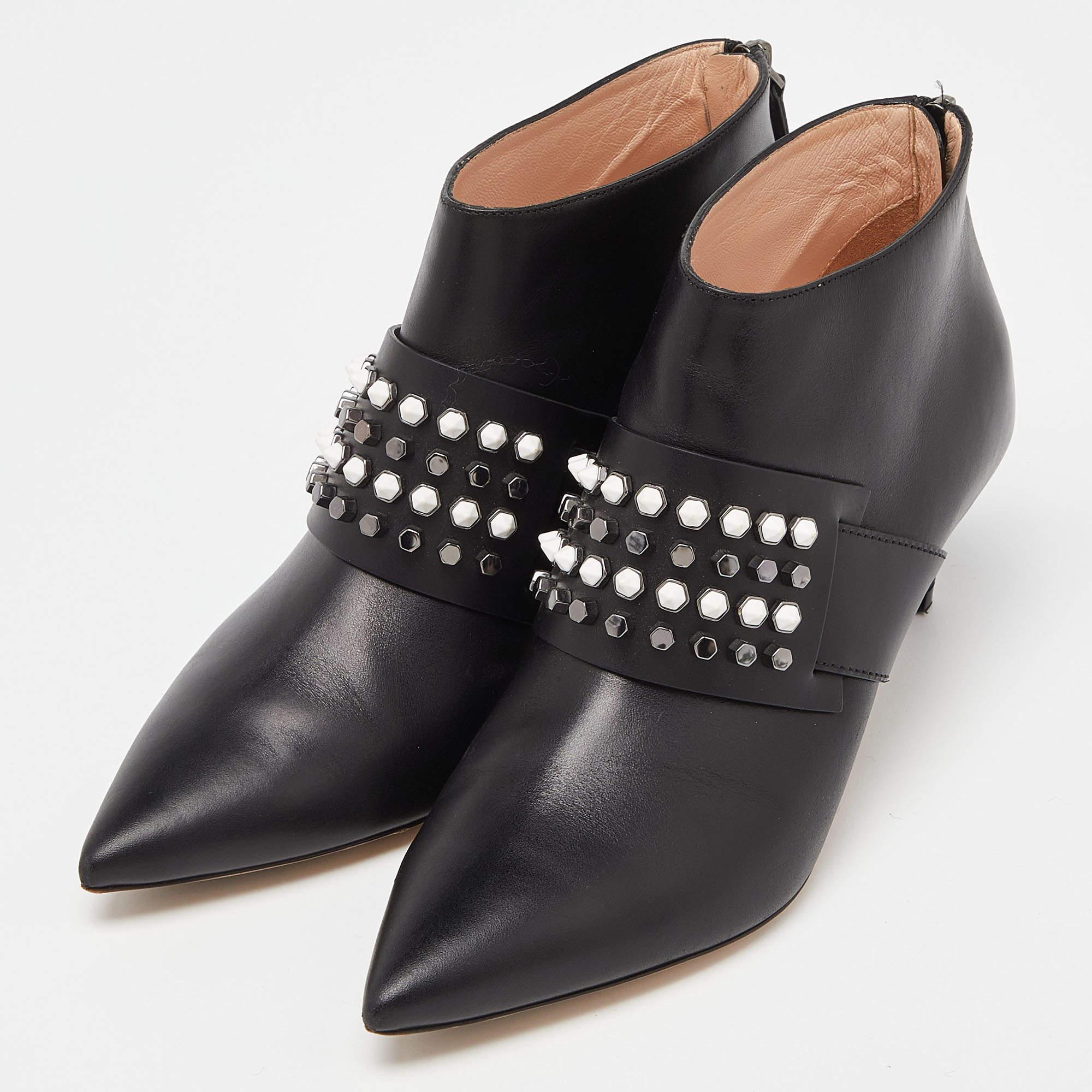 Elevate your style with these Nicholas Kirkwood boots for women. Crafted with precision, these chic and versatile boots blend fashion and comfort, offering sophistication for every season.