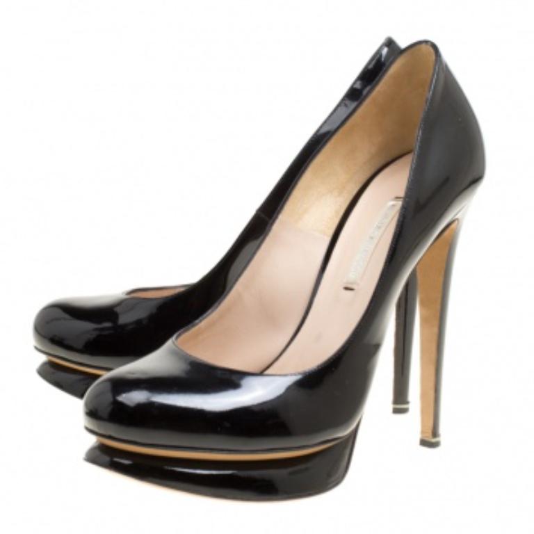 Estos zapatos de salón de Nicholas Kirkwood son sencillamente irresistibles y están deseando que te los pongas. Estos preciosos zapatos de salón negros están fabricados en charol y tienen puntera redonda. Lucen plantillas forradas de piel, tacones