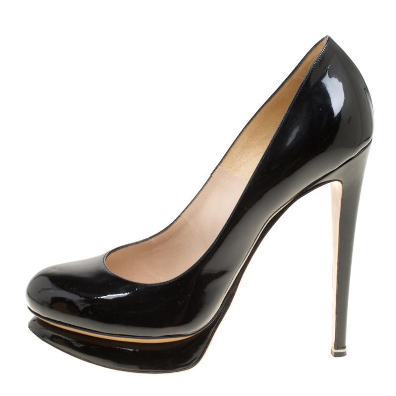 These pumps from Nicholas Kirkwood are simply irresistible and they wait for you to wear them. The gorgeous black pumps are crafted from patent leather and feature round toes. They flaunt leather lined insoles, 13.5 cm heels and solid platforms that