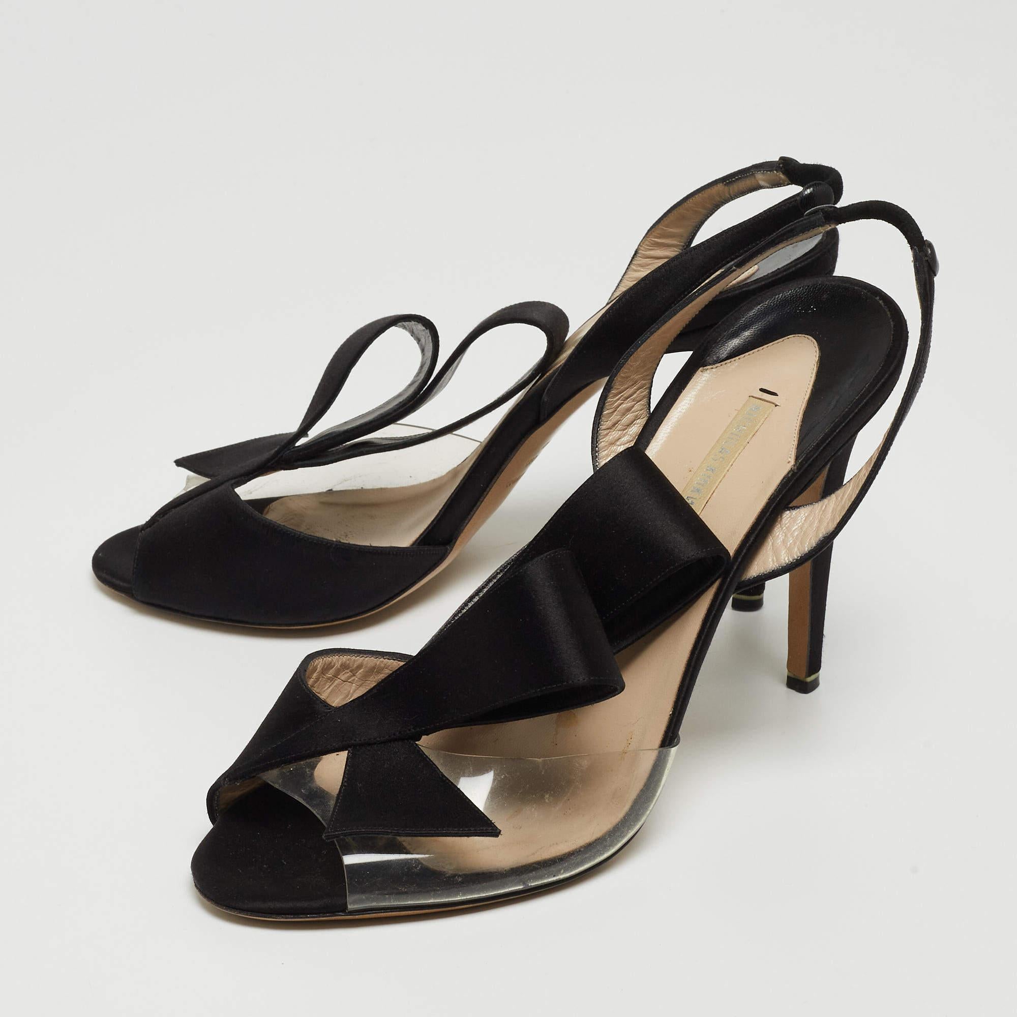These sandals will frame your feet in an elegant manner. Crafted from quality materials they display a classy design and comfortable insoles.
