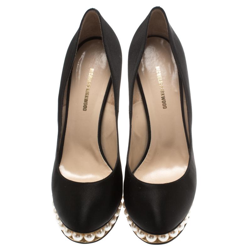 Nicholas Kirkwood Black Satin Casati Faux Pearl Platform Pumps Size 39.5 In Good Condition In Dubai, Al Qouz 2