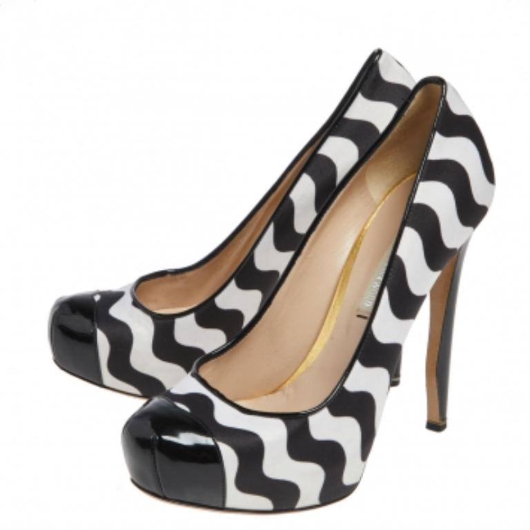 ¡Estos zapatos de salón de la Casa de Nicholas Kirkwood son realmente la mejor compra! Están confeccionadas en satén blanco y negro y charol, con puntera en punta, estilo slip-on y tacón fino. Estos zapatos de salón renovarán tu estilo en cuestión