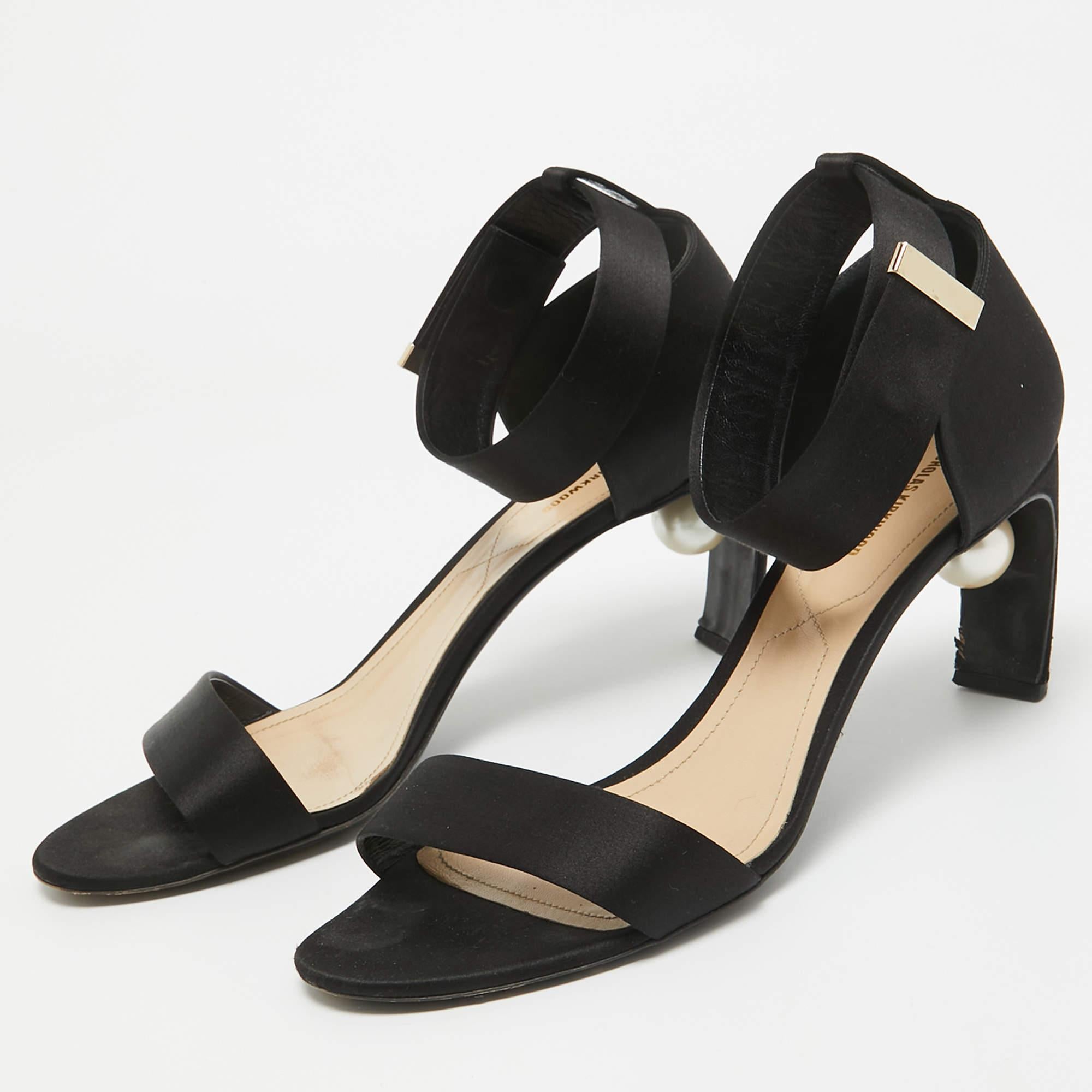 These sandals will frame your feet in an elegant manner. Crafted from quality materials they display a classy design and comfortable insoles.
