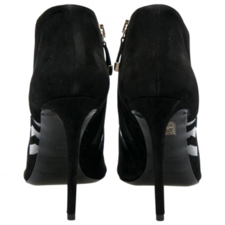 Nicholas Kirkwood Black Suede And PVC Chevron Peep Toe Ankle Booties Size 38.5 im Zustand „Gut“ im Angebot in Dubai, Al Qouz 2