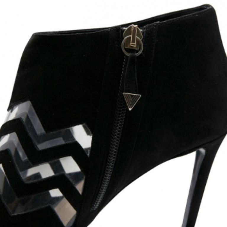 Nicholas Kirkwood Black Suede And PVC Chevron Peep Toe Ankle Booties Size 38.5 Damen im Angebot