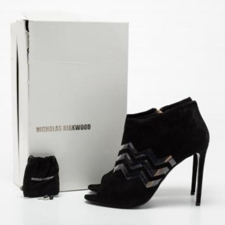 Nicholas Kirkwood Black Suede And PVC Chevron Peep Toe Ankle Booties Size 38.5 im Angebot 3