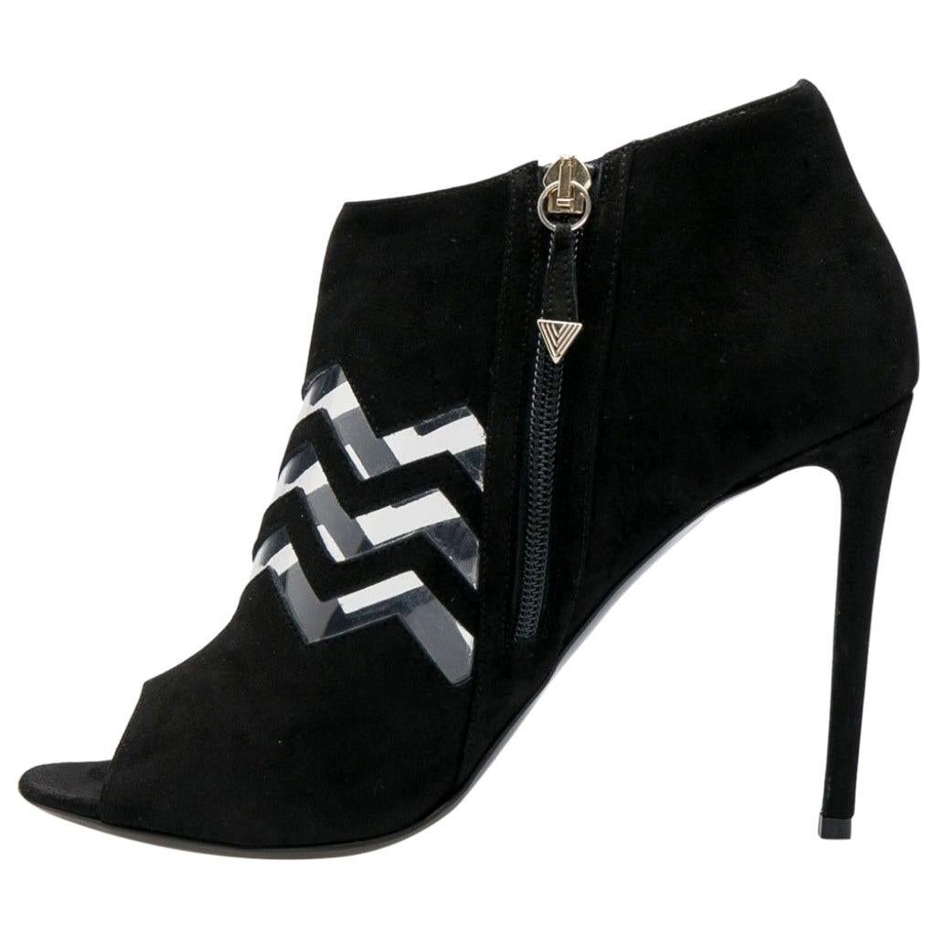 Nicholas Kirkwood Black Suede And PVC Chevron Peep Toe Ankle Booties Size 38.5 For Sale