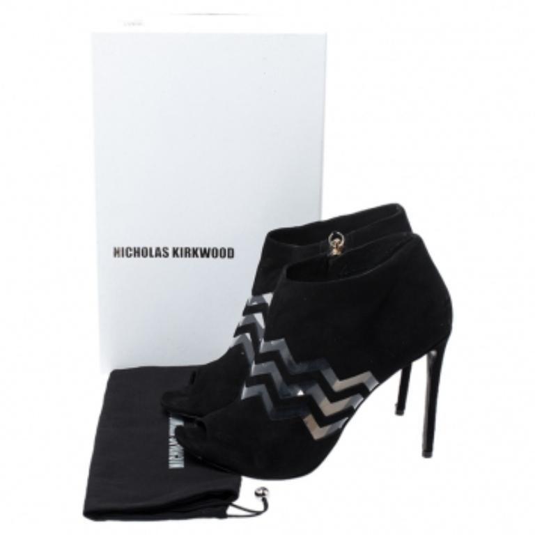 Realizzati in pelle scamosciata nera e decorati in PVC con un motivo chevron, questi stivaletti peep-toe di Nicholas Kirkwood sono stati creati appositamente per elevare il tuo stile. Sono complete di cerniere laterali e tacco di 11 cm.