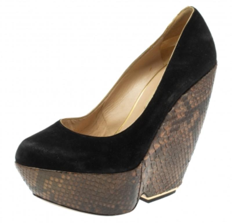 Nicholas Kirkwood Black Suede And Python Leather Wedge Platform Pumps Size 39.5 In Good Condition For Sale In Dubai, Al Qouz 2