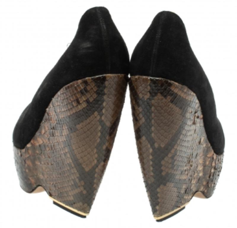 Nicholas Kirkwood Black Suede And Python Leather Wedge Platform Pumps Size 39.5 For Sale 1