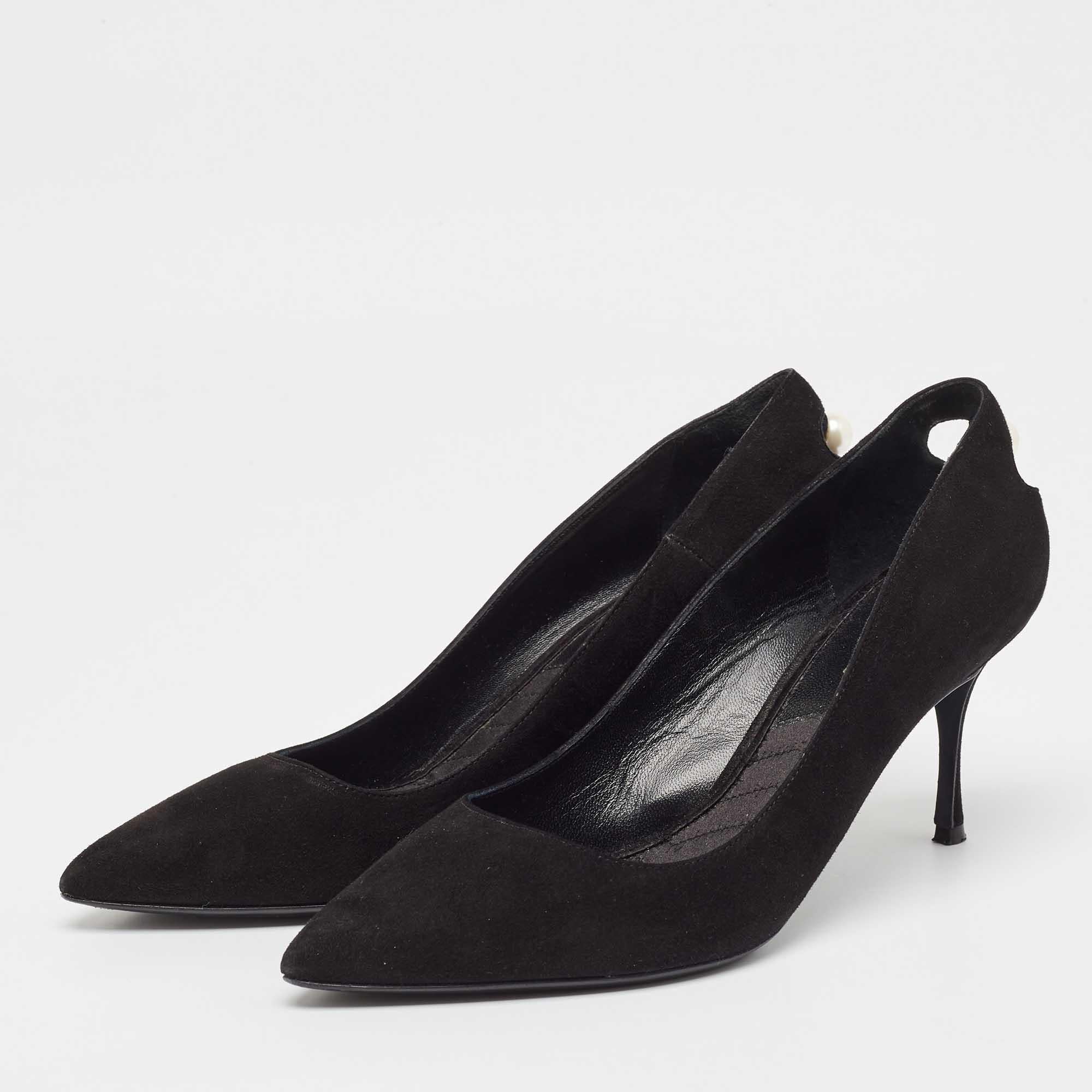 Curvaceous arches a feminine appeal and a well built structure define this set of designer pumps. Coming with comfortable insoles and sleek heels style them with your favorite outfits.
