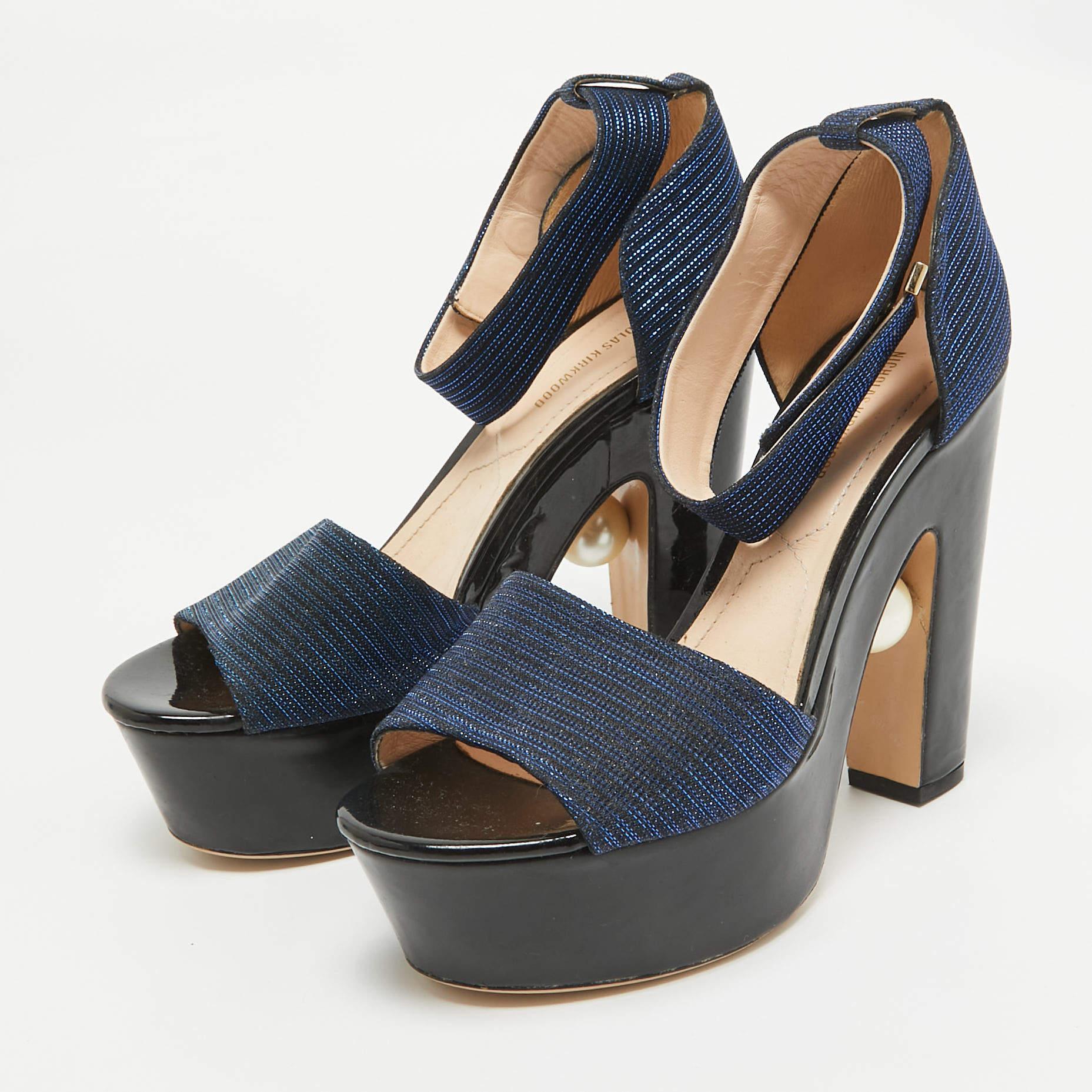 These sandals will frame your feet in an elegant manner. Crafted from quality materials they display a classy design and comfortable insoles.