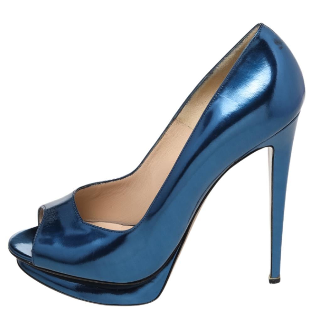 A feminine flair, sleek cuts, and a timeless appeal characterize these stunning Nicholas Kirkwood pumps. Crafted from leather in a blue shade, they come in a peep-toe silhouette and are raised on slender heels supported by platforms.