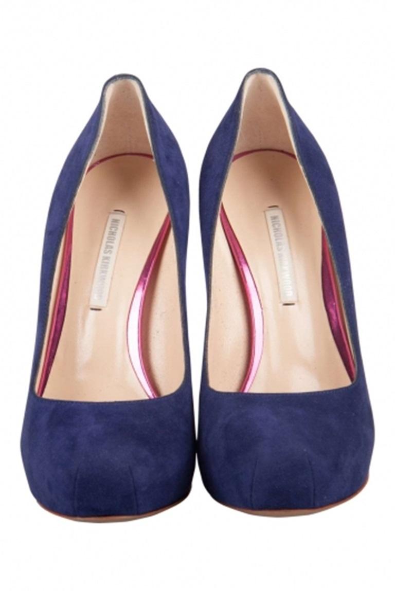 Queste classiche décolleté di Nicholas Kirkwood sono un must del guardaroba. Con tacco e plateau di 12,5 cm, queste décolleté presentano un corpo in pelle scamosciata blu e punte arrotondate. Abbina le décolleté con abiti o gonne formali per un look