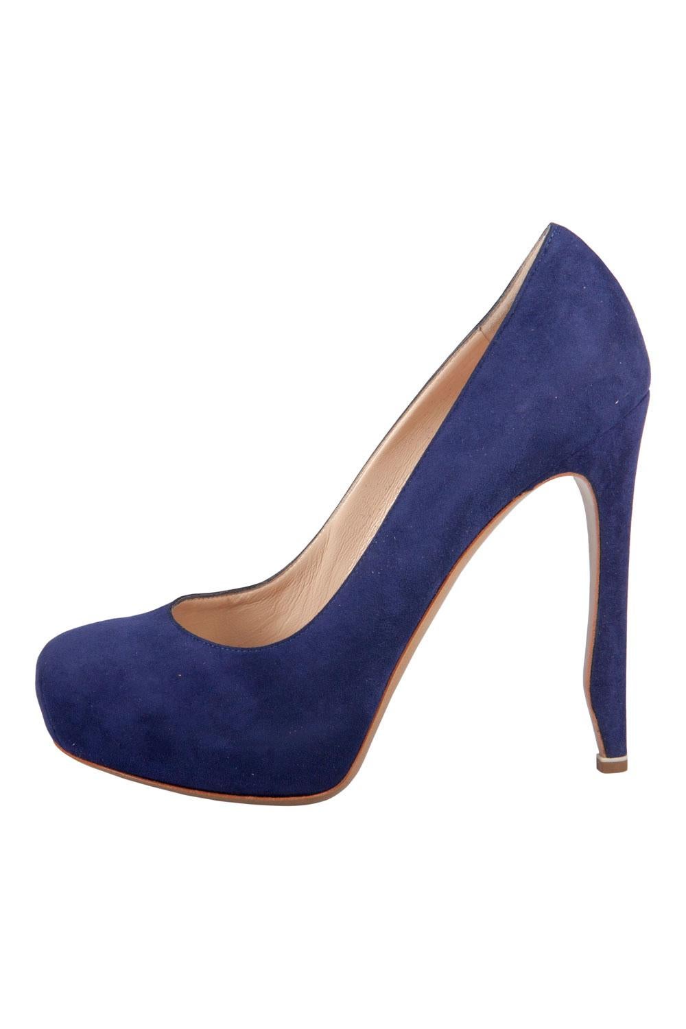 These classic Nicholas Kirkwood pumps are a wardrobe essential. Set on 12.5 cm heels and platforms, these pumps feature a blue suede body and round toes. Team the pumps with formal suits or skirts for a refined look.

Includes: Original Box,