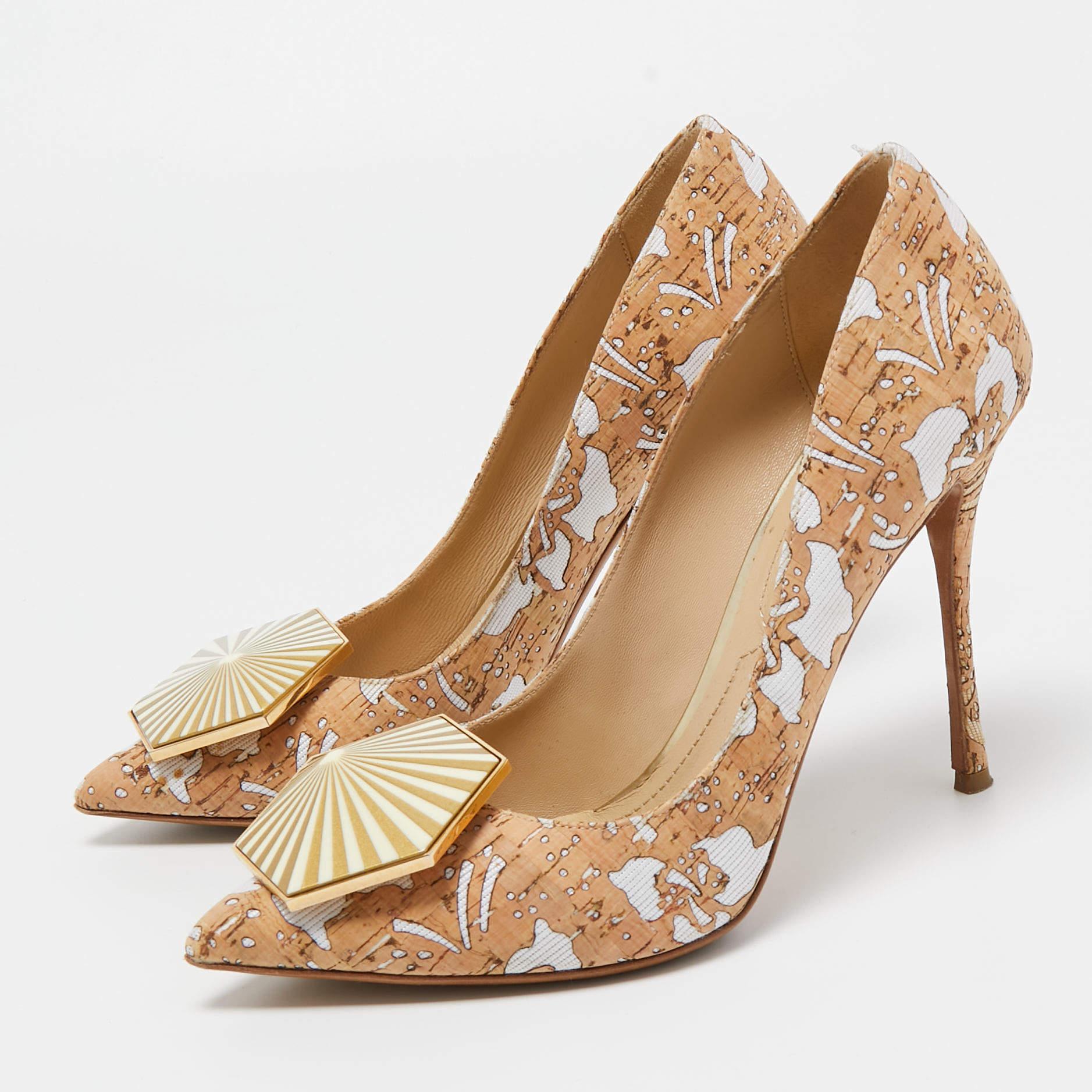 Faites preuve de chic avec ces escarpins de créateur. Elles présentent des talons robustes et des semelles durables, parfaits pour vos sorties à la mode !