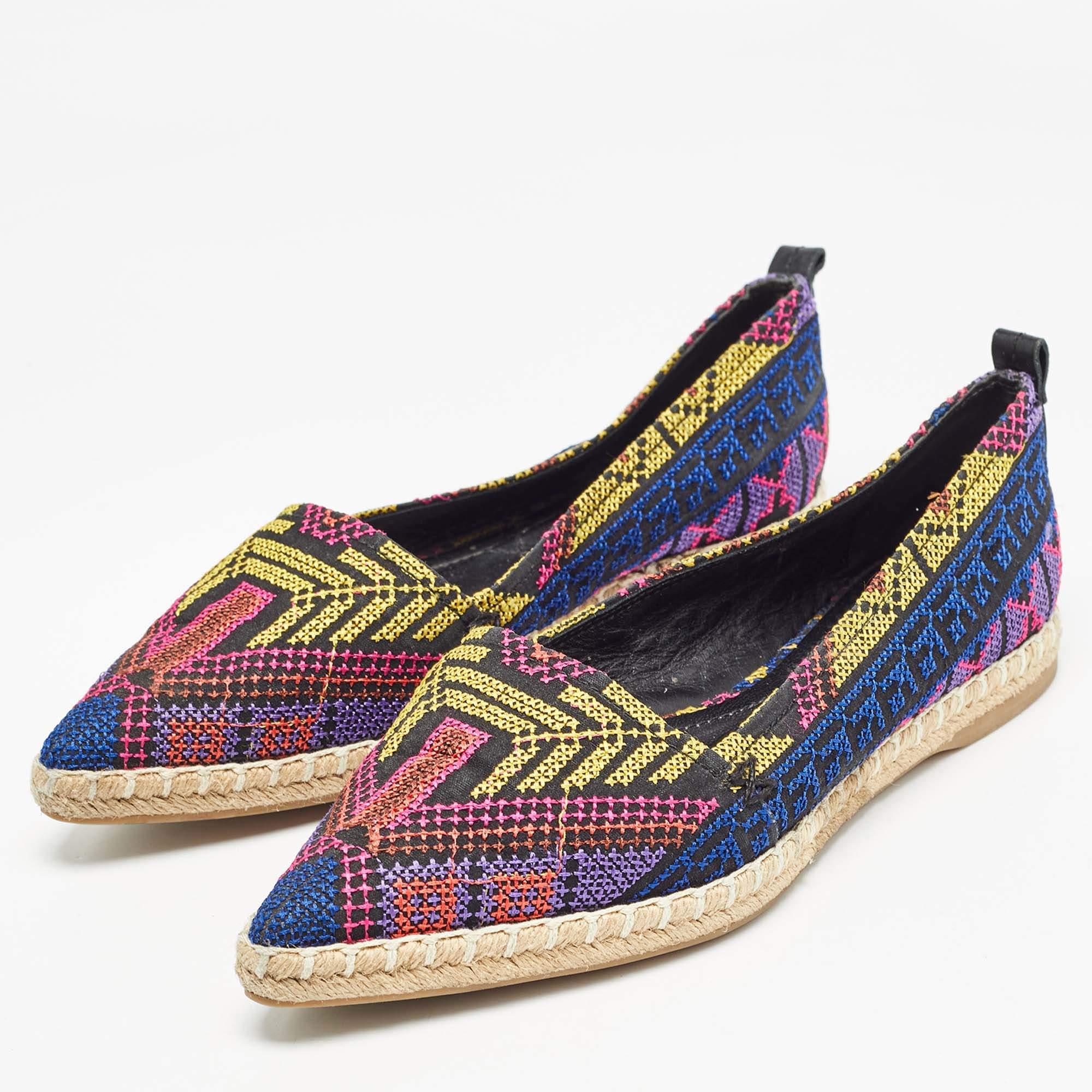 Ces espadrilles de créateur exsudent des vibrations estivales fraîches tout en apportant tout le confort nécessaire à vos pieds. Ils apportent une silhouette bien construite et l'esthétique caractéristique des maisons. Portez-les avec n'importe quoi