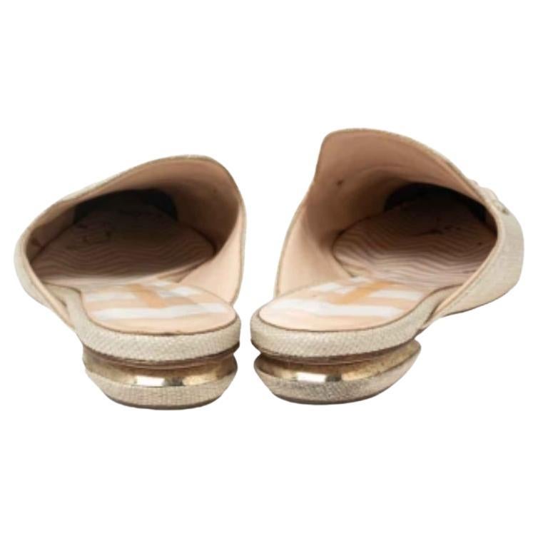 Questi sandali Beya riflettono la dedizione di Nicholas Kirkwood a una lavorazione impeccabile. Sono realizzate in rafia color crema sulla tomaia e presentano una punta a punta e uno stile slip-on. Eleganza e charme quando esci con questi sandali