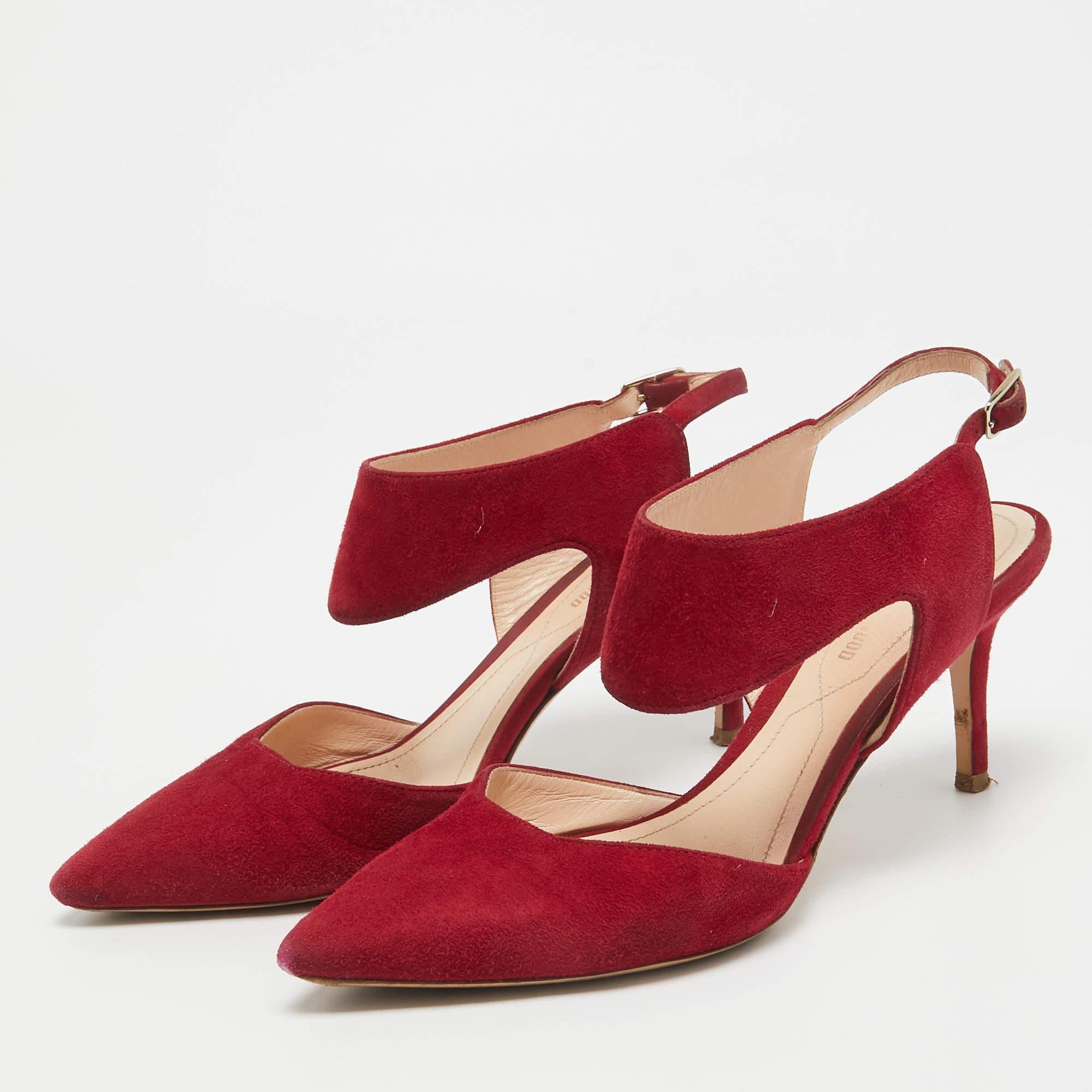 Faites preuve de chic avec ces escarpins de créateur. Ils présentent des talons robustes et des semelles durables, parfaits pour vos sorties à la mode.
