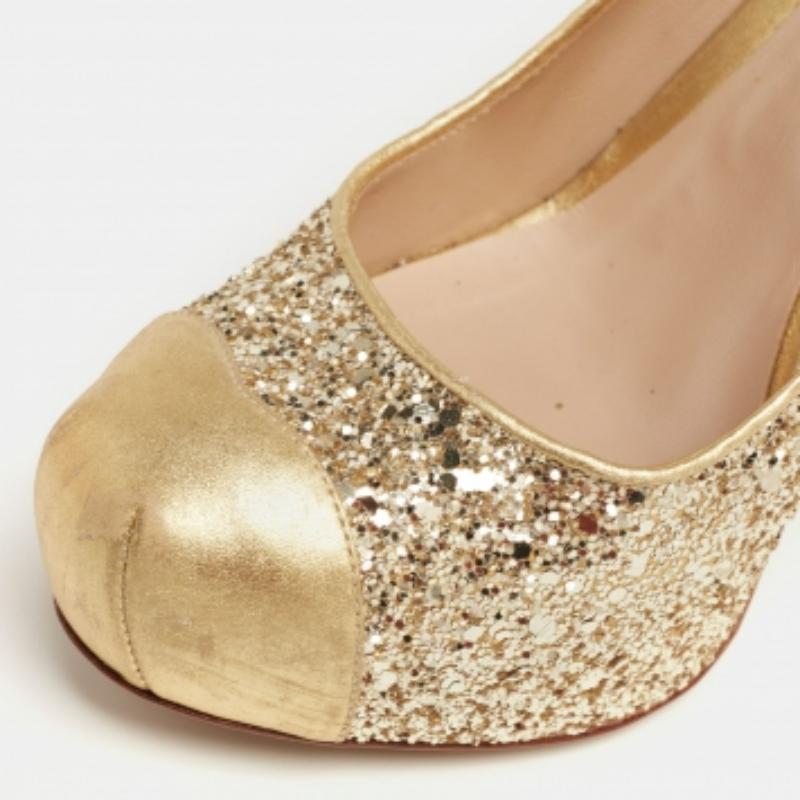 Aggiungi un tocco di classe con queste scarpe di Nicholas Kirkwood. Ricoperte di glitter, le décolleté dorate sono completate da punte in pelle, plateau nascosto e tacco di 12,5 cm.
