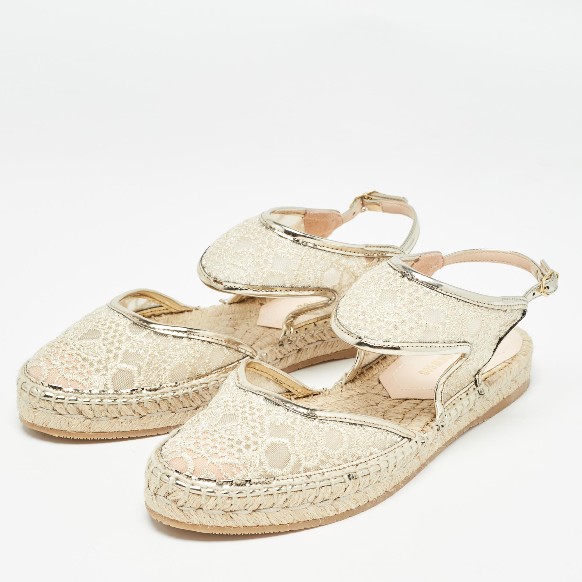 Soyez prête pour un confort constant lorsque vous marchez avec ces chaussures plates de Nicholas Kirkwood. Confectionnées en dentelle et en daim, elles sont dotées d'orteils couverts et d'une fermeture à boucle au niveau de la cheville.