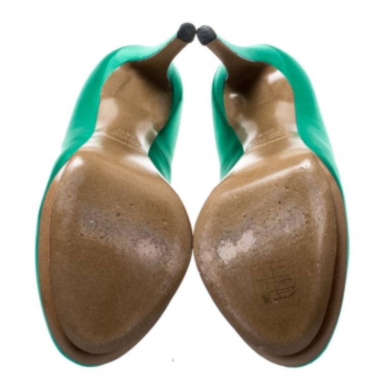 Cette superbe paire d'escarpins à plateforme Nicholas Kirkwood est la paire de talons de fête idéale pour votre collection. Conçues en satin vert et dotées d'une plateforme à l'avant, ces chaussures à bout rond sont dotées de talons aiguilles de 13