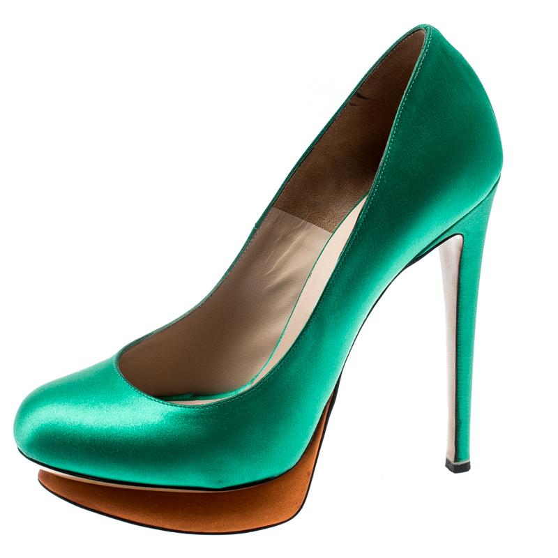 These stunning pair of Nicholas Kirkwood platform pumps is the perfect pair of party heels for your collection. Constructed in green satin with a platform at the front, these round toe shoes are detailed with high 13 cm stiletto heels that create a