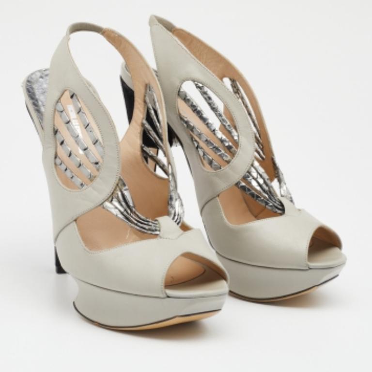 Nicholas Kirkwood Sandali con plateau in pelle e pitone grigio misura 37,5 In condizioni discrete in vendita a Dubai, Al Qouz 2