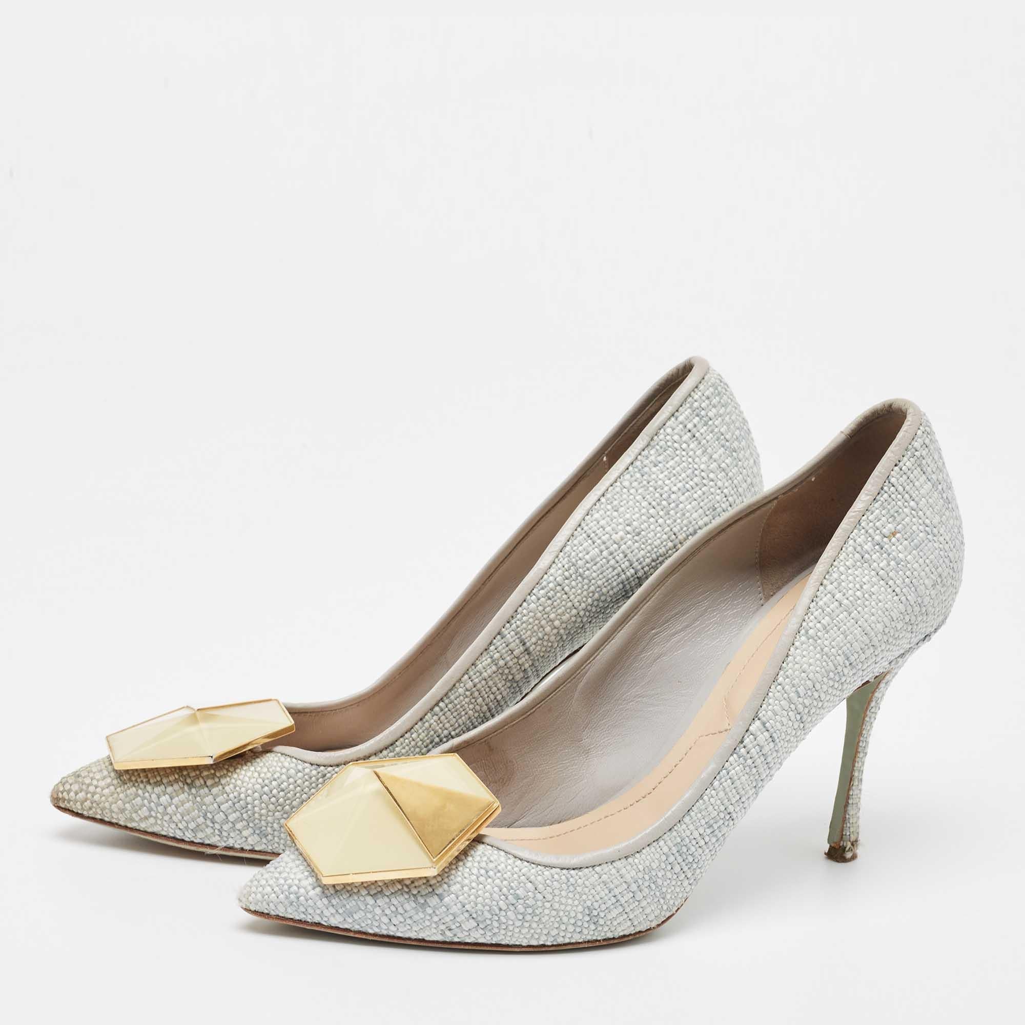 Perfectamente cosido y acabado para garantizar un aspecto y un ajuste elegantes  estos zapatos de diseño son una compra de la que te encantará presumir. Quedan muy bien en los pies.

