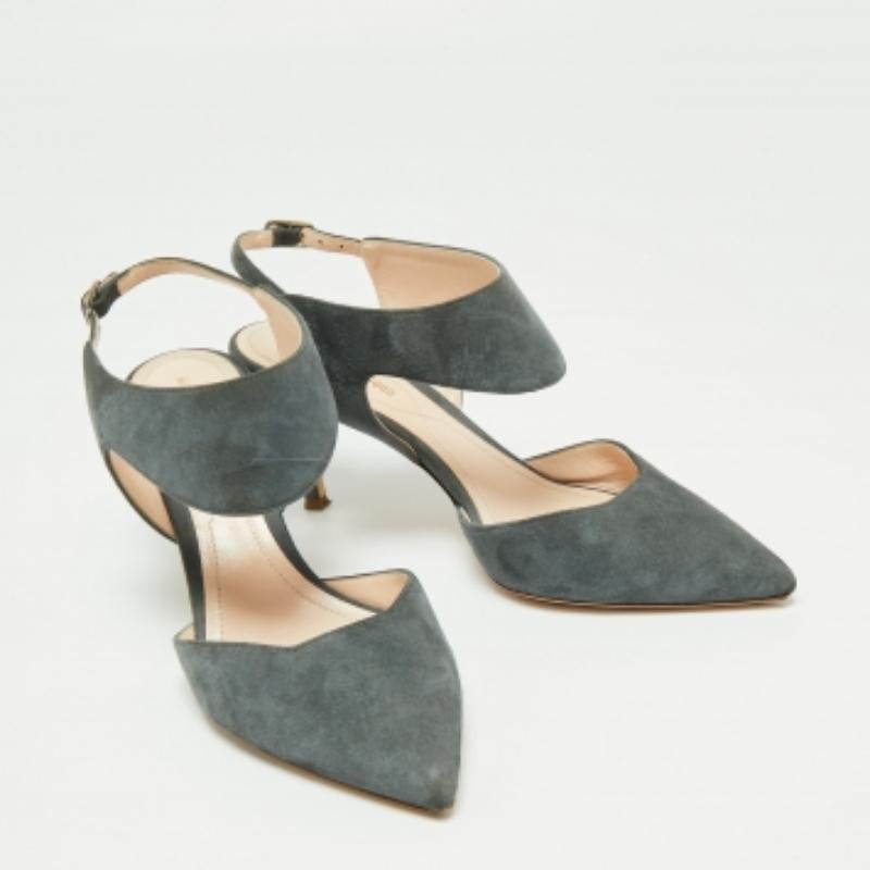 Questi splendidi sandali grigi di Nicholas Kirkwood sono un paio di sandali sobri e chic. Realizzati in pelle scamosciata, i sandali a punta presentano cinturini con fibbie alla caviglia e una silhouette elegante. Sono dotate di solette lisce,