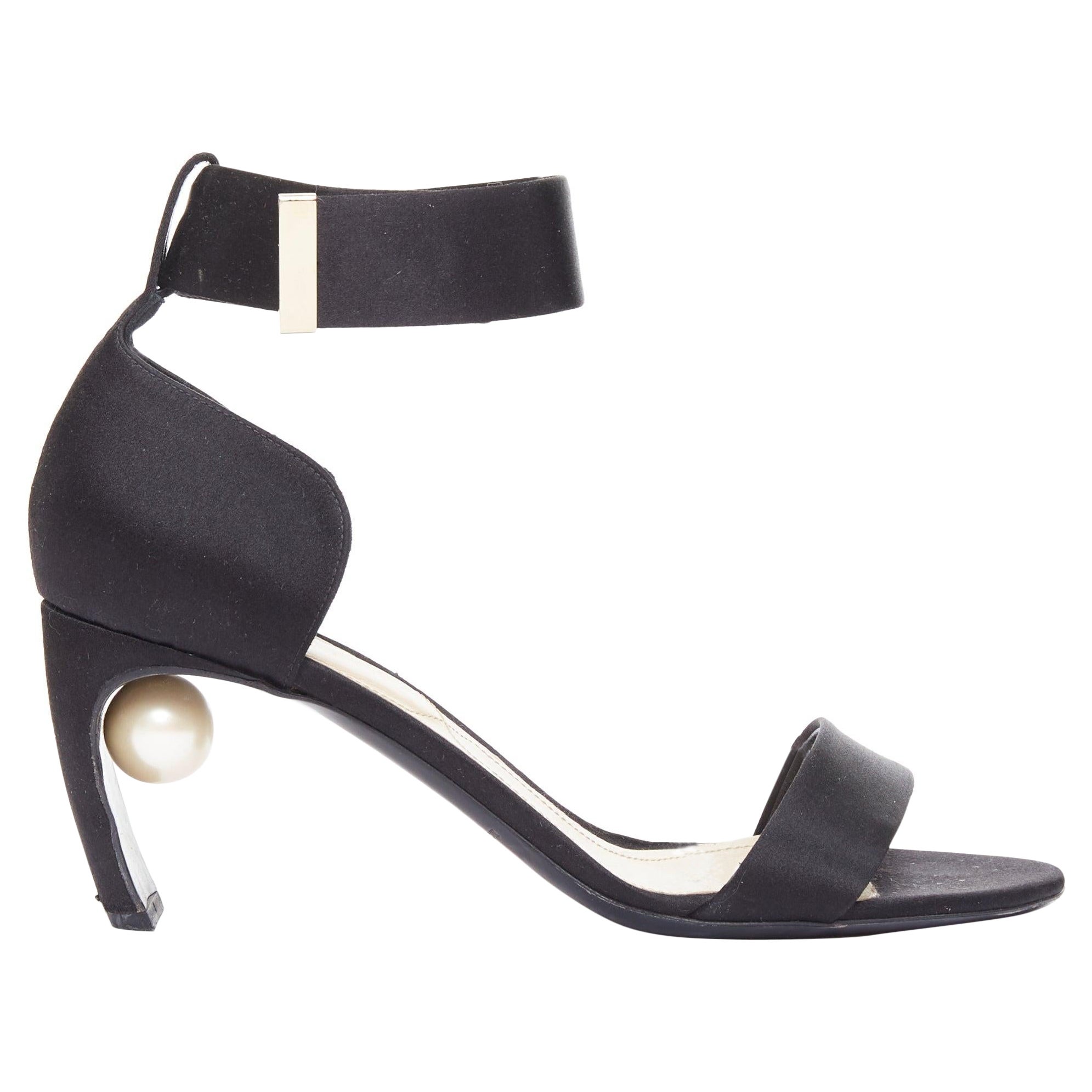 NICHOLAS KIRKWOOD Lola sandalias de raso negro con tacón de perlas color crema EU38 en venta