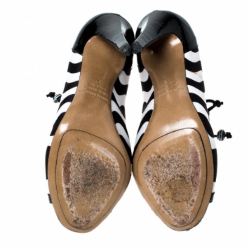Noir Nicholas Kirkwood Monochrome Satin Patent Leather Cut Out Strap Sandals Size 37 (Sandales à lanières découpées en satin) en vente