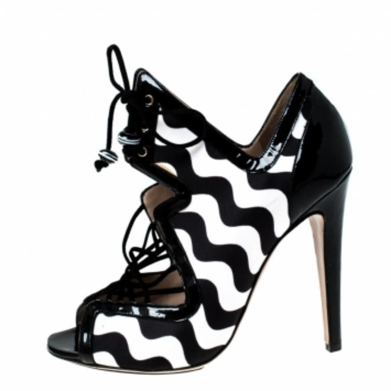 Nicholas Kirkwood Monochrome Satin Patent Leather Cut Out Strap Sandals Size 37 (Sandales à lanières découpées en satin) en vente 2