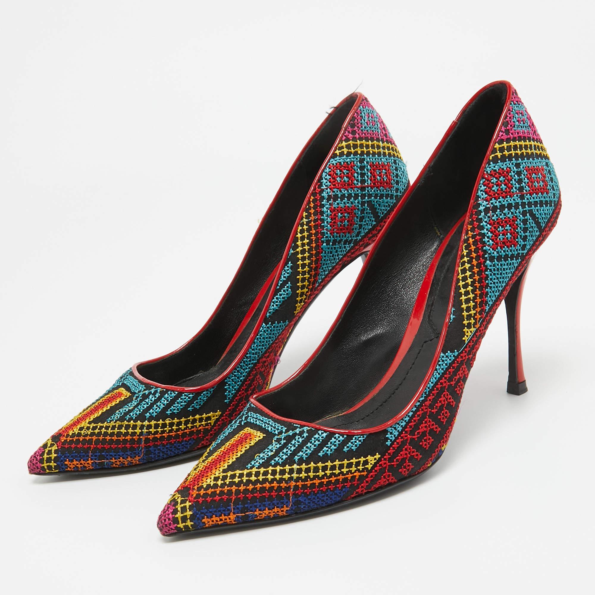 Des arcs courbes, un attrait féminin et une structure bien construite définissent cet ensemble d'escarpins design. Dotées de semelles intérieures confortables et de talons élégants, associez-les à vos tenues préférées.