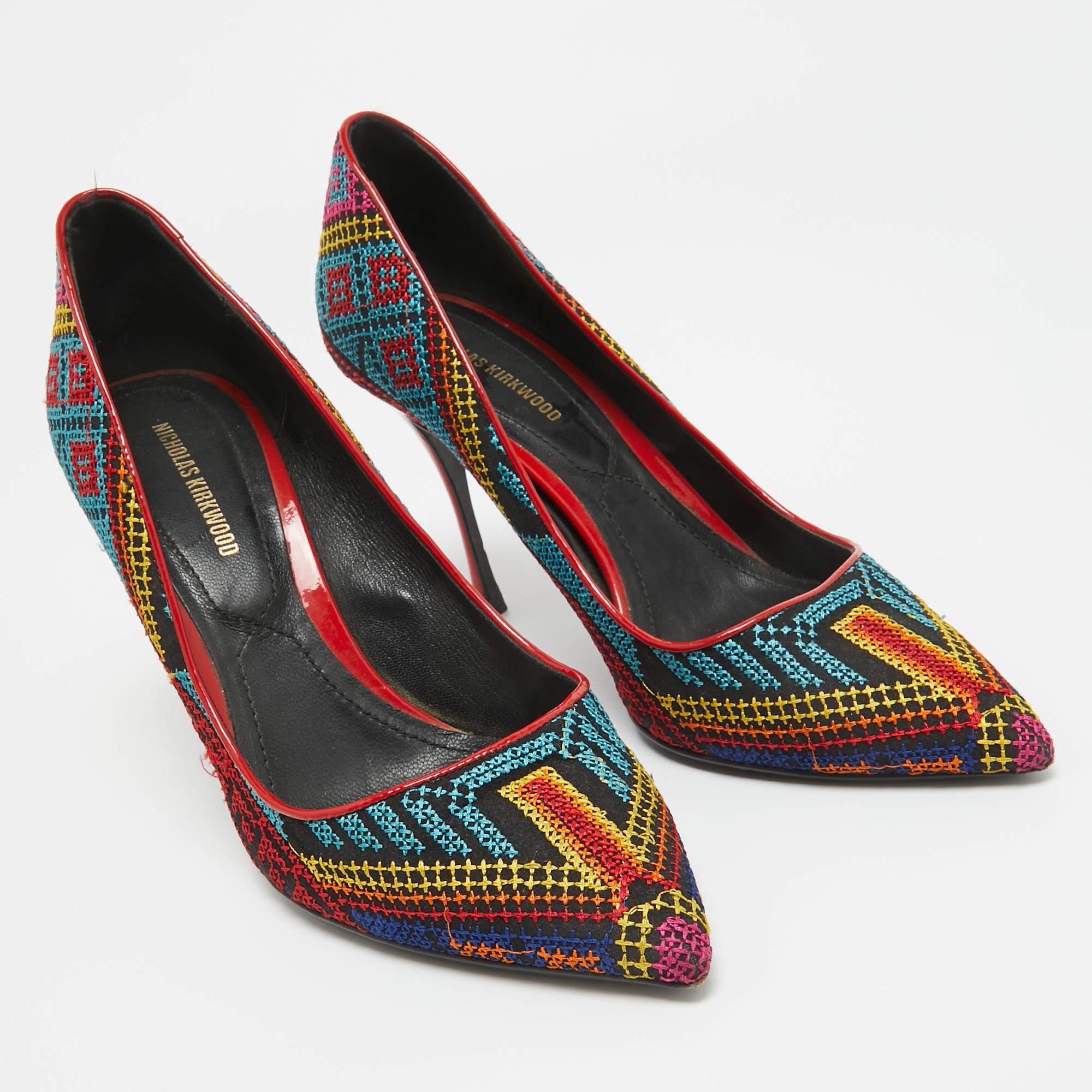Nicholas Kirkwood escarpins à bout pointu en tissu mexicain multicolore taille 37 Bon état - En vente à Dubai, Al Qouz 2