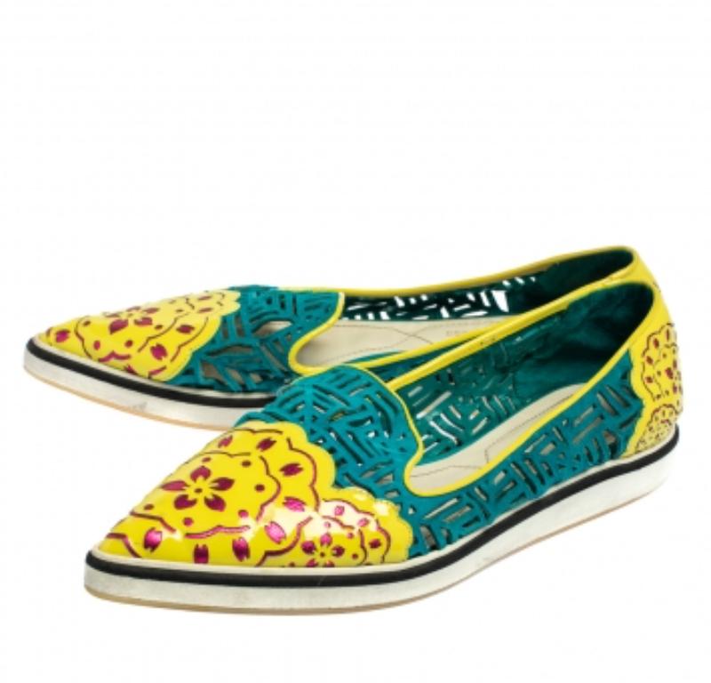 To accompany your attires with ease, Nicholas Kirkwood brings you this pair of sneakers that speak nothing but high style. They've been crafted from patent leather and laser-cut suede and feature a floral design on the pointed toes and the counters.